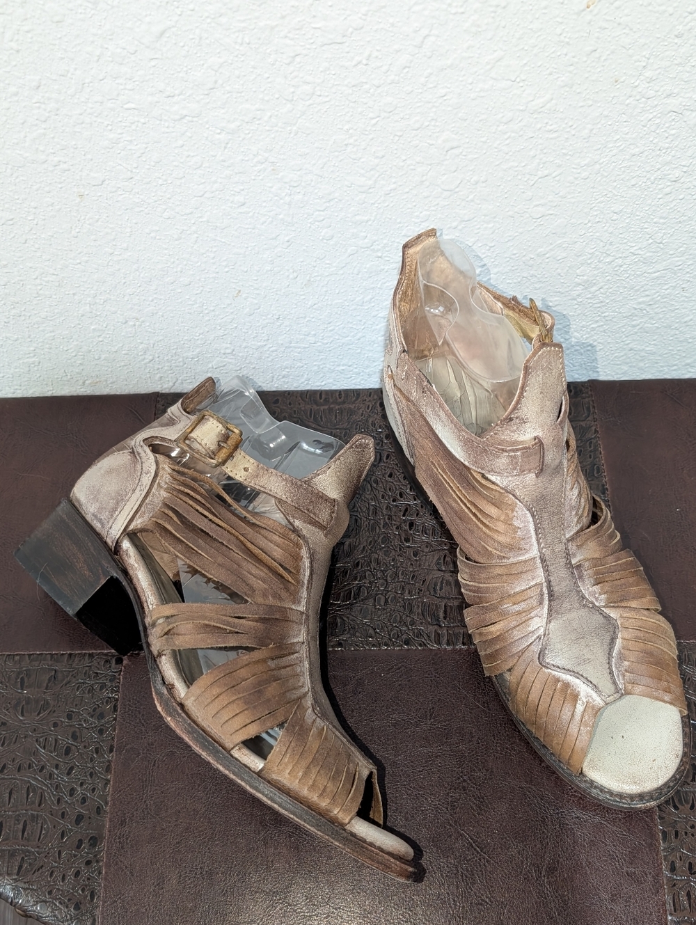 Freebird Arrow Distressed Leather Gladiator Sandals Size 9